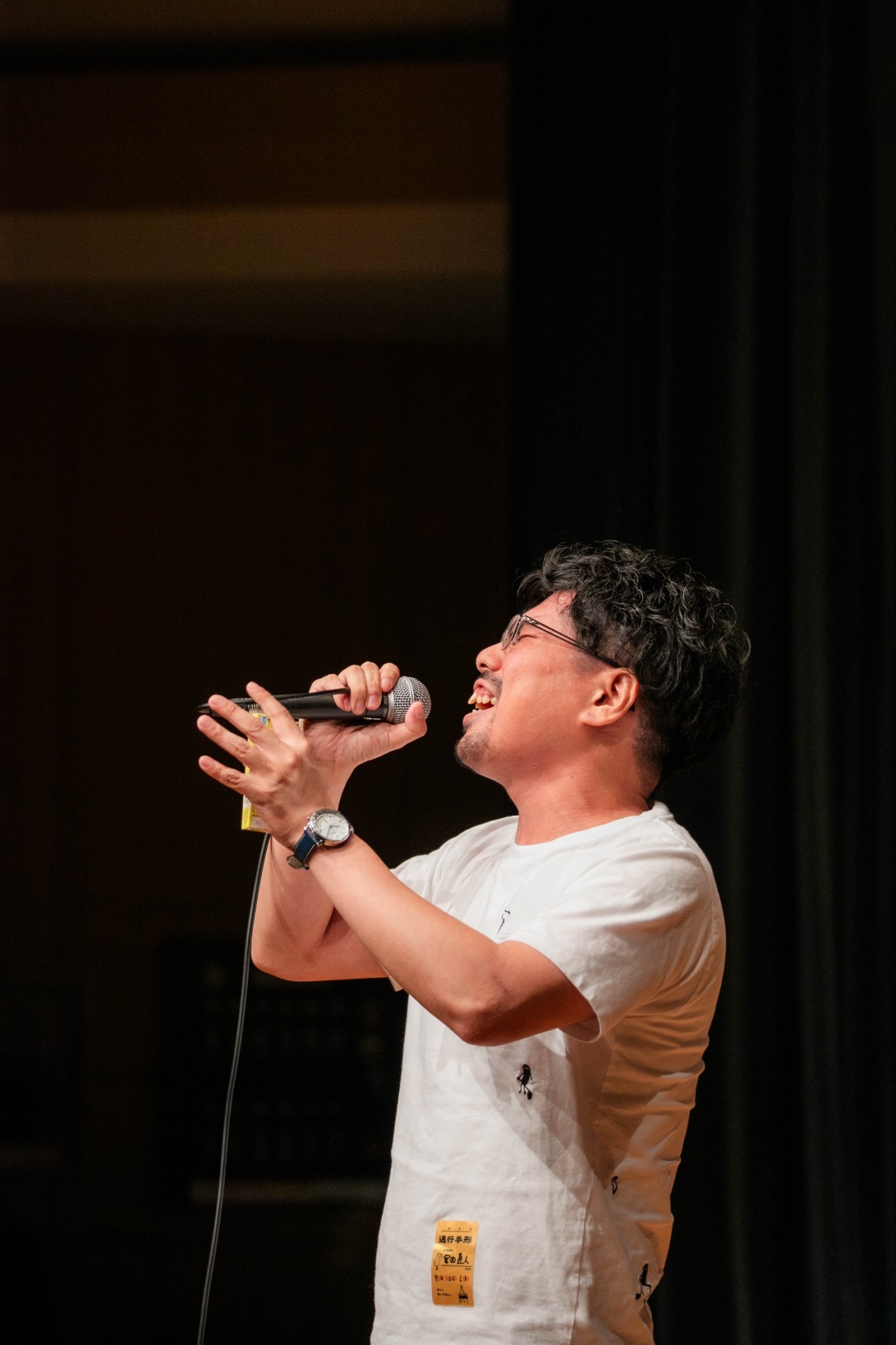 ステージで歌唱するボイストレーナー 宮田直人