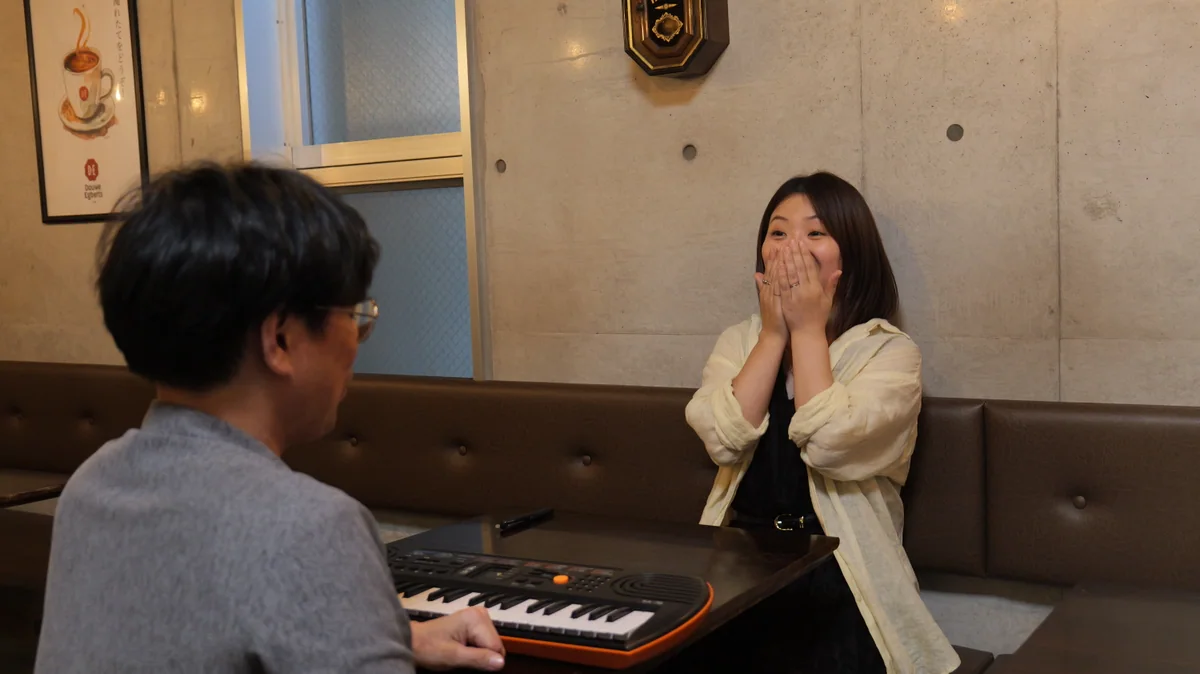 レッスン中に講師と笑顔でやり取りする生徒
