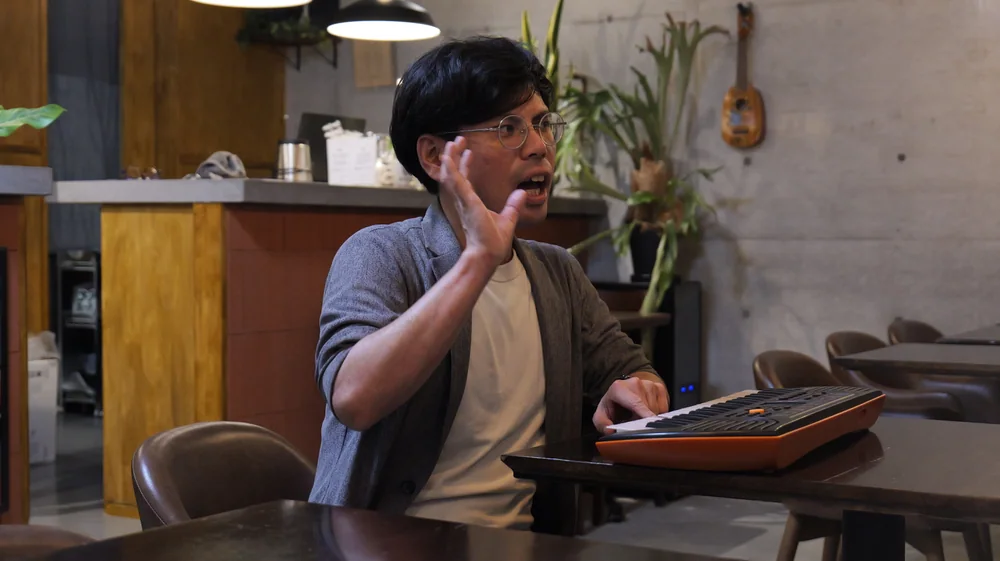 口の開け方や声の出し方を実演する講師